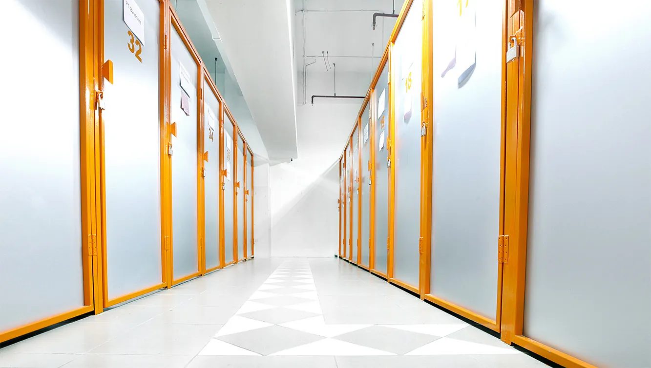 Lorong unit self storage City Storage dengan pintu oranye